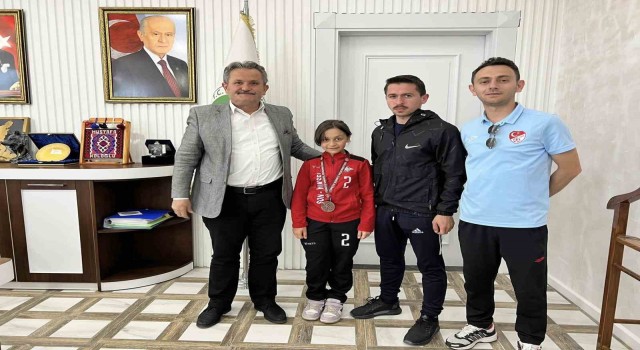 Türkiye 3. olan Aksuya Başkan Koloğludan tebrik