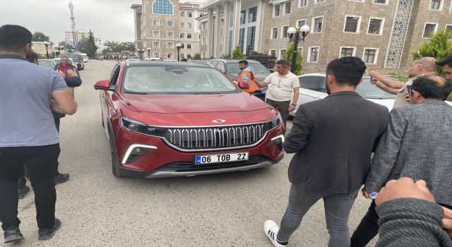 Türkiyenin yerli otomobili TOGG Adıyamanda, yoğun ilgi gördü