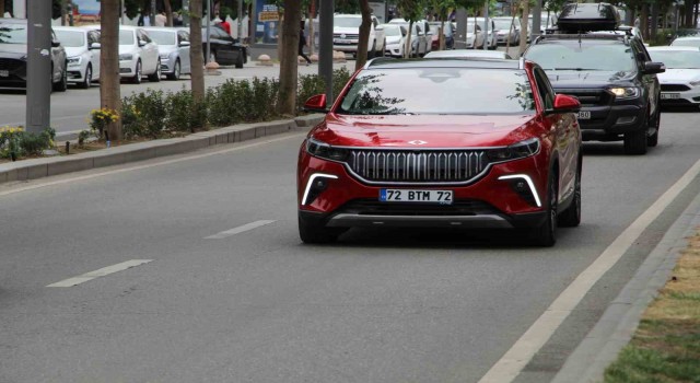 Türkiyenin yerli otomobili Togg Batmanda yoğun ilgi gördü