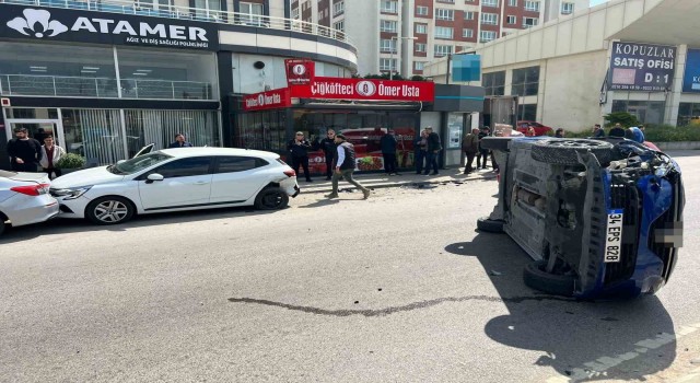 Tuzlada park halindeki araçlara çarpan otomobil yan yattı: 2 yaralı