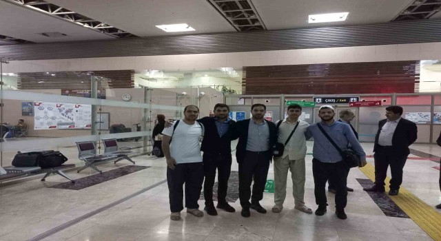 Umreye gönderilen üniversite öğrencileri Elazığa döndü