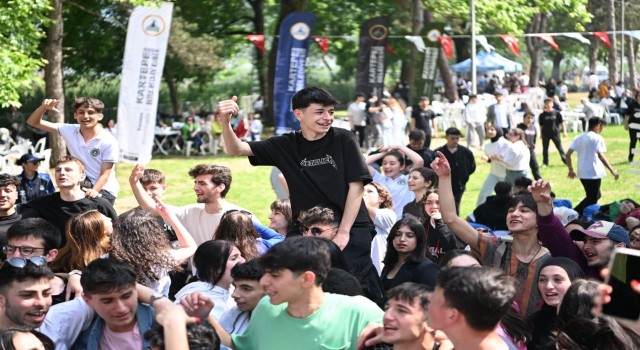 Üniversite sınavlarına girecek öğrencilere jest