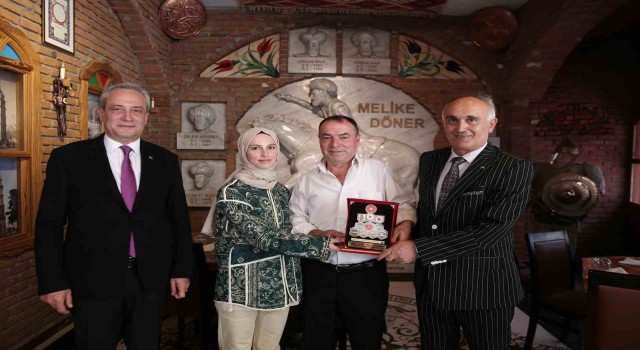 Ünlü dönerciden Mehmetçiğe destek...