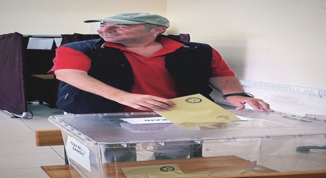 Ünlü komedyen Ata Demirer, Cumhurbaşkanlığı seçimi için Bozcaadada oyunu kullandı