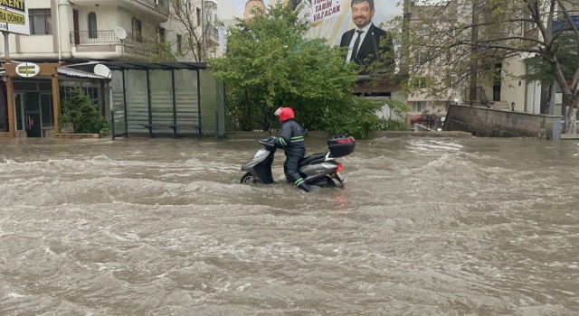 Uşakta sağanak yağış hayatı olumsuz etkiledi