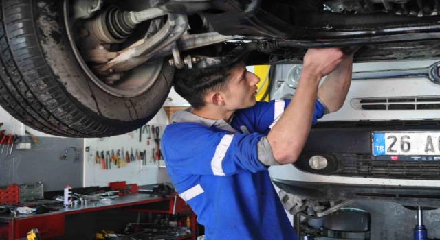 Uzun yol öncesi araç bakımı yaptırmayan kurtarıcıyla geri dönüyor