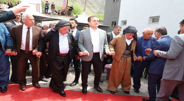 Vali Akbıyık, aşiret liderleriyle halay çekti