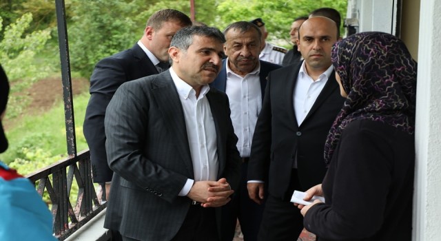 Vali Atay, aileleri evinde ziyaret ediyor