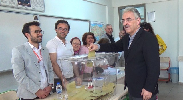 Vali Erol Ayyıldız sandık başına gitti