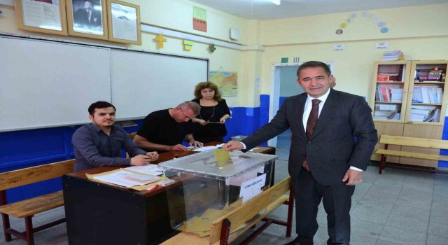 Vali Hüdayar Mete Buhara: Oyumuzu kullanarak vatandaşlık görevini yerine getirdik 