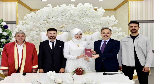 Vali Kızılkaya, depremzede çiftin nikâh şahidi oldu