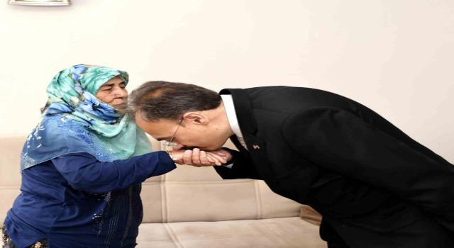 Vali Kızılkaya hayatını kaybeden gazinin ailesini ziyaret etti