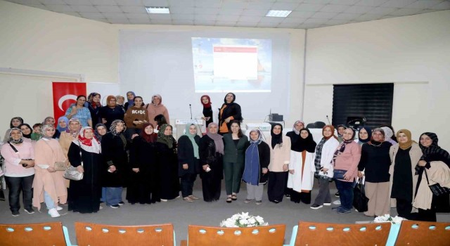 Van Büyükşehir Belediyesi kursiyerlerin Anneler Gününü kutladı