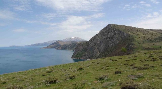 Van Gölünün el değmemiş koyları göz kamaştırıyor