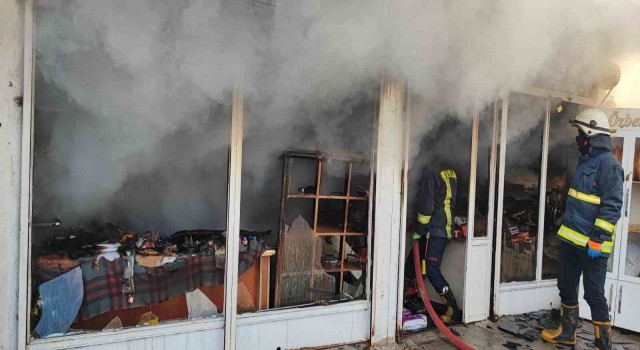 Vanda çıkan yangında bir iş yeri kullanılamaz hale geldi