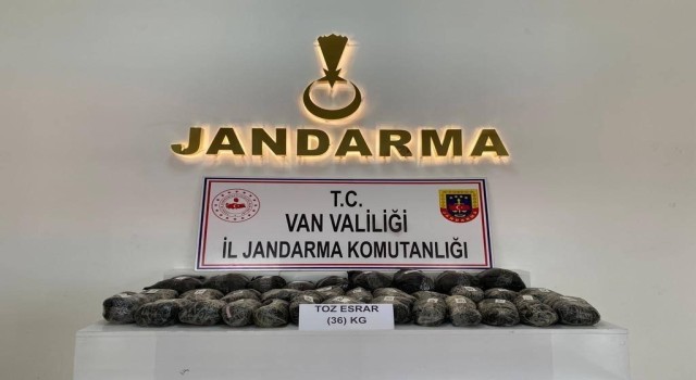 Vanda kayalıklara gizlenmiş 36 kilogram esrar ele geçirildi