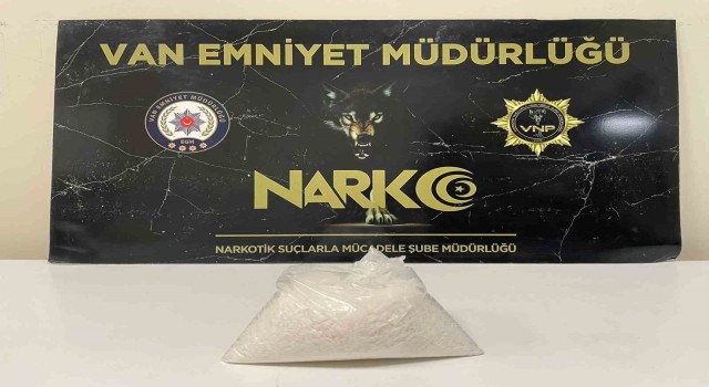 Vanda silah ve uyuşturucu ele geçirildi