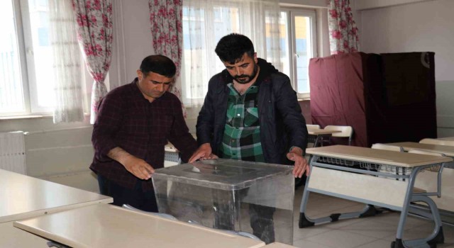 Vandaki okullarda sandıklar kuruldu