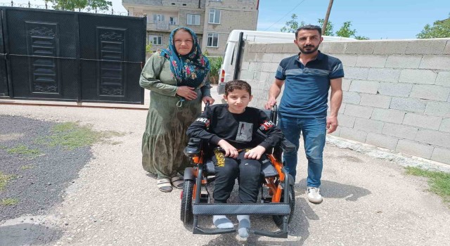Vanlı Amcandan spina bifida hastası Haruna akülü sandalye