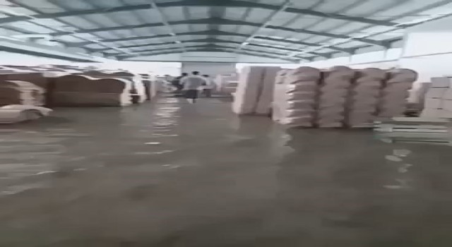 Vezirköprüde sağanak: İş yerlerini su bastı
