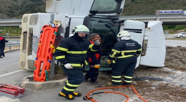 Virajı alamayan hafriyat yüklü kamyon devrildi, sürücüsü yaralandı