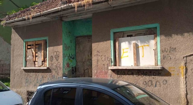 Virane evler vatandaşları tedirgin ediyor