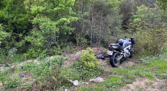 Yağışın etkisiyle kontrolden çıkan motosiklet kayarak savruldu, sürücü yaralandı