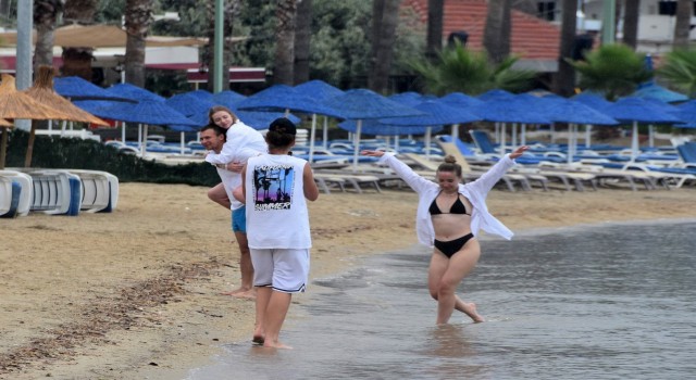 Yağışlı havaya rağmen denize girdiler