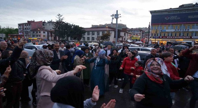 Yağmur altında Cumhurbaşkanı Erdoğanın zaferini kutladılar