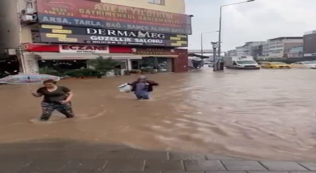 Yağmur İzmir Çiğliyi vurdu, vatandaşlar dizine kadar sularda yürüdü