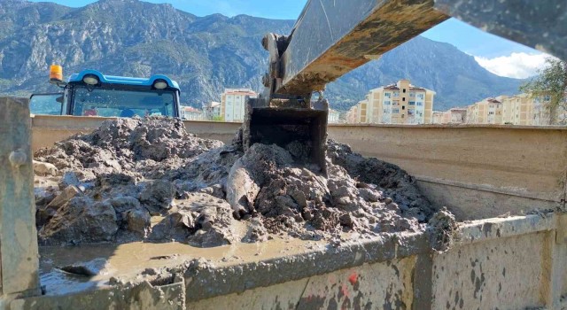 Yağmur suyu ızgaralarından kamyonlarca çöp çıkarıldı