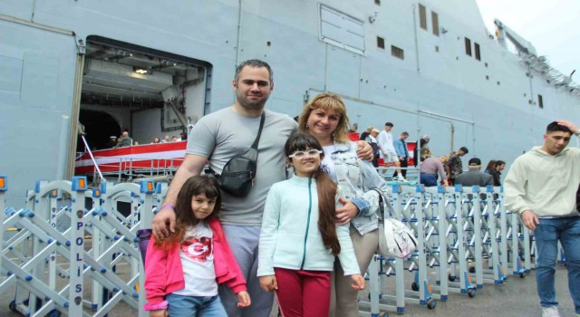 Yağmurlu havaya rağmen TCG Anadoluya İzmirde yoğun ilgi