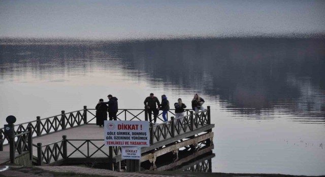 Yağmurlu ve karlı günlerin ardından tatilciler Abant Gölü Milli Parkına akın etti