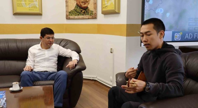 Yakutistanlı gençten Başkan Özcana dombra jesti