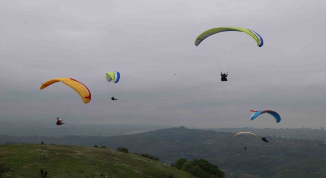 Yamaç paraşütçüleri 19 Mayısa özel Türk bayraklarıyla uçtu