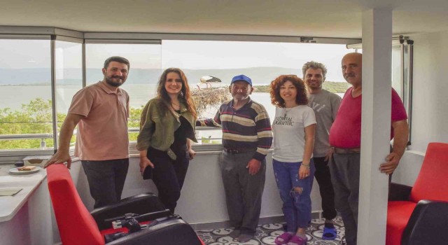 Yaren Leylek, yeni yuvasında dostu Adem Amcaya komşu oldu