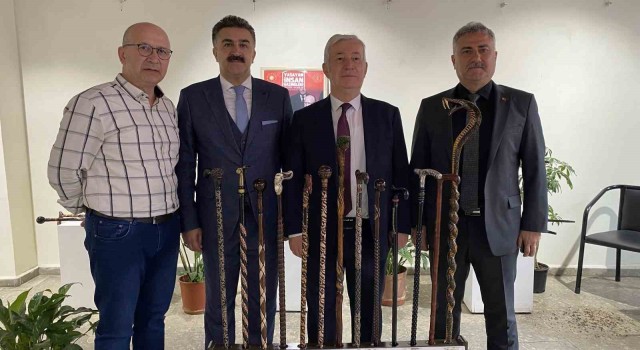 Yaşayan İnsan ödülünü alan sanatçı sergi açtı