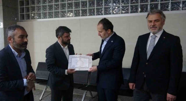 Yeniden Refah Partisi Genel Başkanı Fatih Erbakan mazbatasını aldı