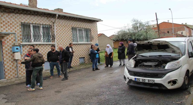 Yıldırım düşen mahalledeki 100 evde beyaz eşyalar kullanılamaz hale geldi