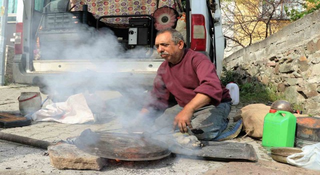 Yok olmaya yüz tutan kalaycılığı ‘seyyar olarak devam ettiriyor