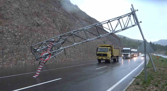Yüksekliği hesaplayamayan iş makinesi yüklü kamyon uyarı tabelasını devirdi