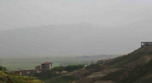 Yüksekovayı saran dağlar toz bulutundan kayboldu