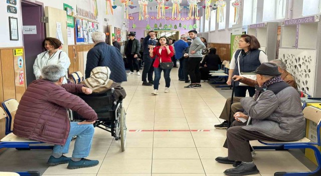 Yürüme zorluklarına rağmen erkenden oylarını kullandılar