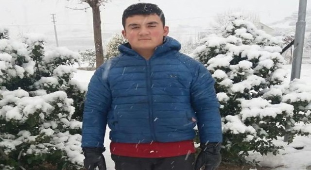Yüzmek için havuza giren genç hayatını kaybetti