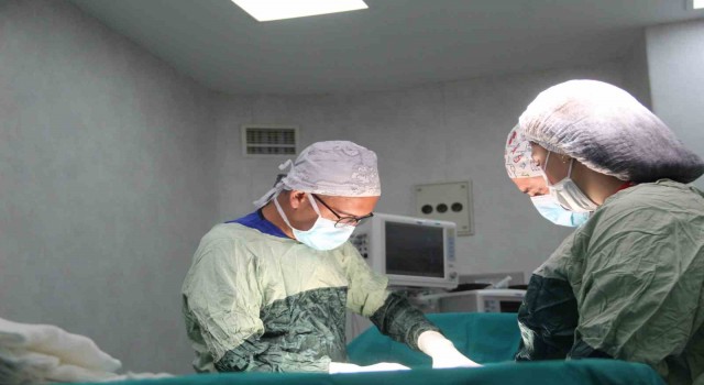 1 saat içinde 2 hastasına sezaryen doğum yaptırdı, ardından kendisi aynı hastanede 2,5 saat süren ameliyata girdi