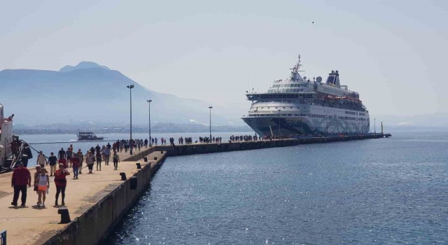 13 yıl aradan sonra İsrailli turist taşıyan ilk gemi Alanya Limanına demir attı