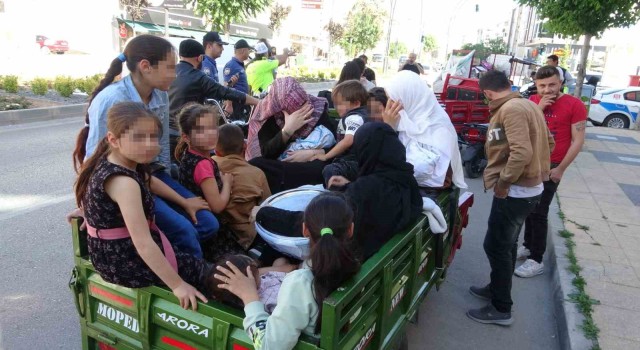 2si bebek 8i çocuk tam 16 kişi bindi, minibüs değil motosiklet