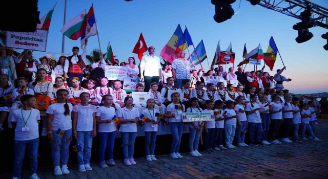8. Ayvalık Halk Dansları Festivaline coşkulu veda