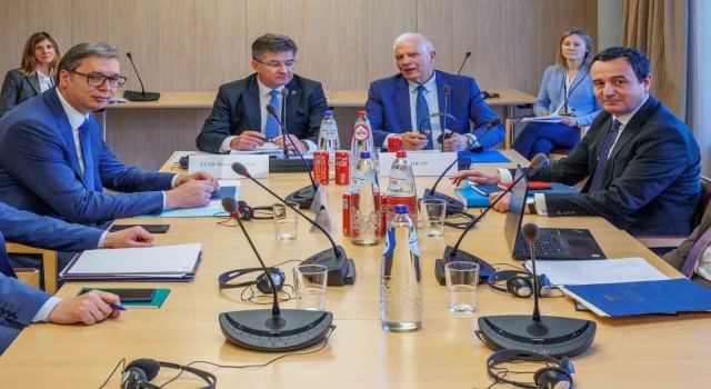 AB, Kosova ile Sırbistan liderlerini acil toplantıya çağırdı