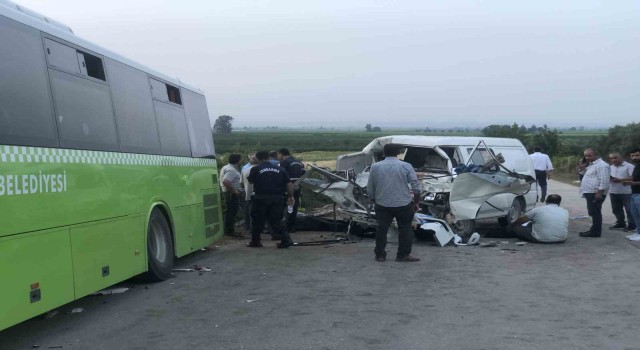 Adanada belediye otobüs ile panelvan araç çarpıştı: 2 ölü, 10 yaralı